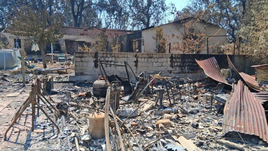 Habitation et dépendances détruites par un incendie, décombres calcinés au premier plan