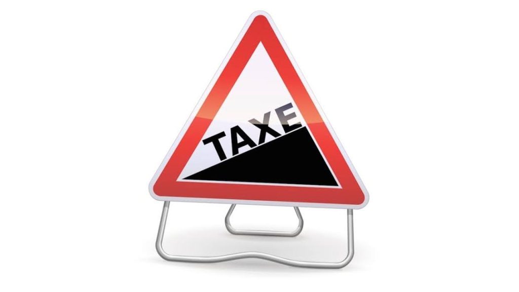 Panneau de signalisation triangulaire illustrant une taxe en hausse